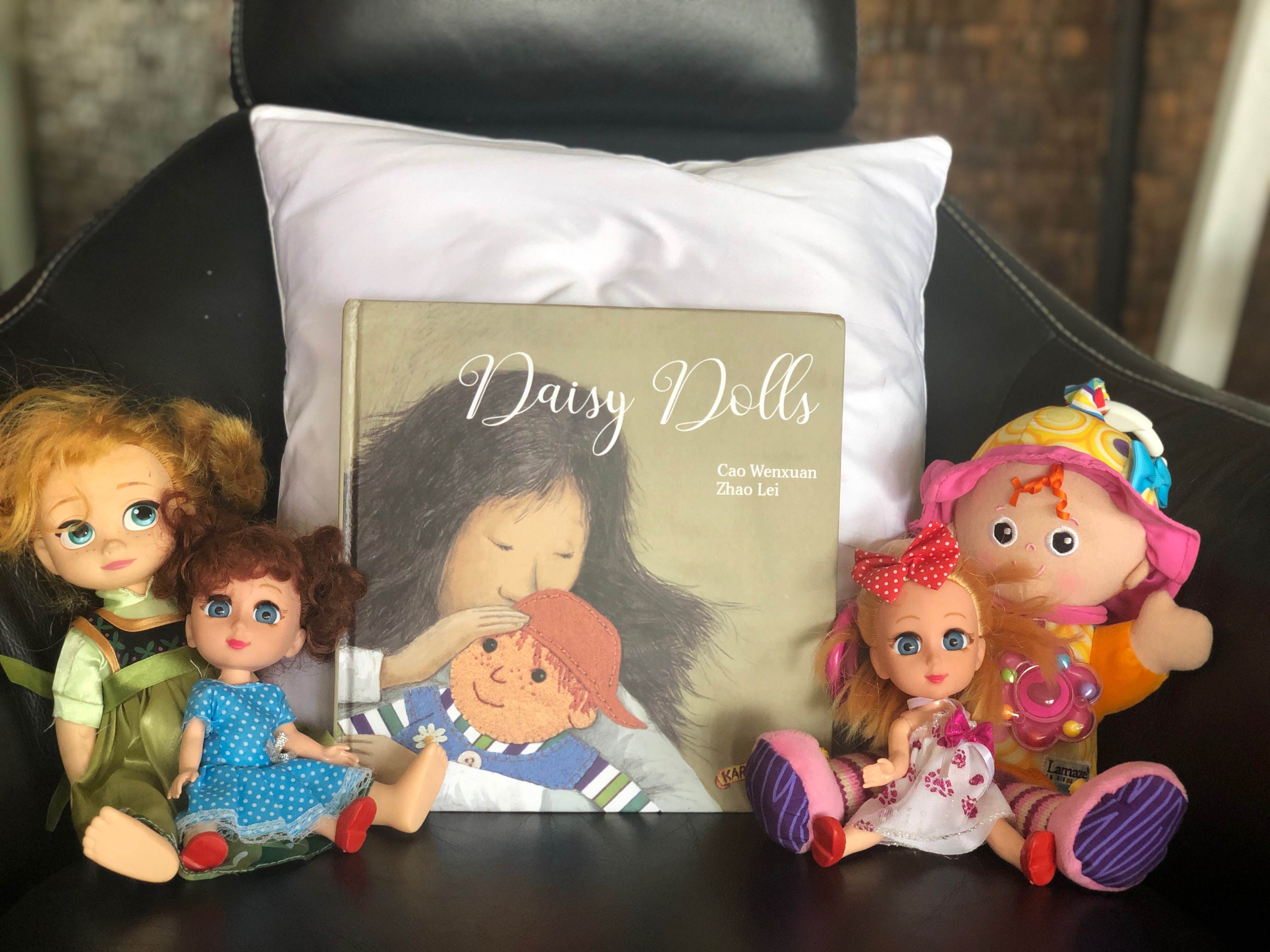 Read more about the article Daisy Dolls by Cao Wenxuan and Zhao Lei